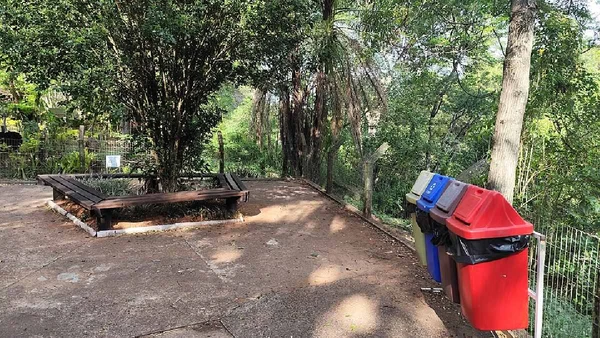 Parque Zoológico Municipal de Bauru fica entre os atrativos mais conhecidos para visitas em família por Túllio F / Wikimedia Commons