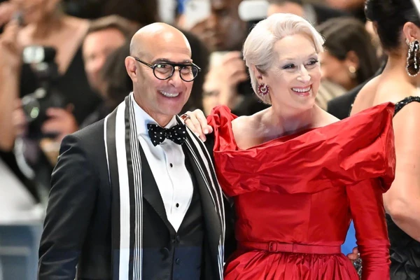Stanley Tucci (Nigel Kipling) e Meryl Streep (Miranda Priestly) em 