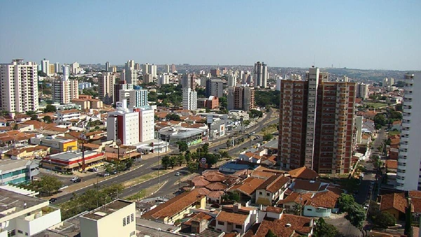 Vista da região da avenida Nações Unidas mostra a verticalização de Bauru em uma das áreas mais conhecidas da cidade por Marco Senche / Wikimedia Commons