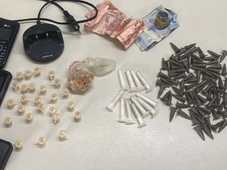 Imagem - Suspeito é preso com cocaína, crack e K9 escondidos em mochila escolar em Salvador