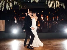 Imagem - Dancinha na pista e beijo ardente: Meghan Markle quebra protocolo e publica fotos inéditas do casamento com Harry
