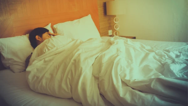 A cama costuma definir a organização do quarto, por isso a posição dela interfere no conforto e no uso do espaço por Freepik