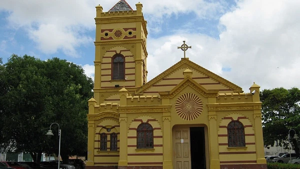 A Igreja de Nossa Senhora do Carmo do Rio Branco marca a paisagem histórica próxima à orla central de Boa Vista por Just a Brazilian man / Wikimedia Commons