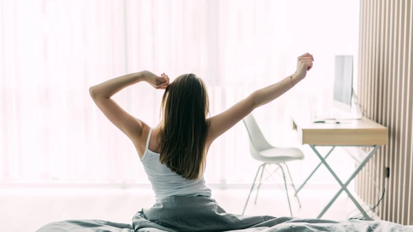 A luz que entra pela janela pode deixar o quarto mais bonito, mas também interferir no descanso quando a cama fica muito exposta por Freepik