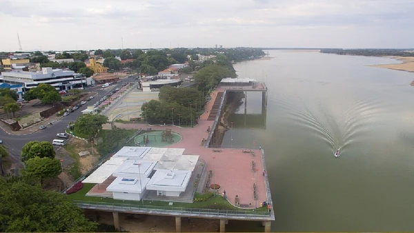 A Orla Taumanan é uma estrutura suspensa às margens do Rio Branco e um dos principais pontos turísticos da capital por Ederson Brito/MTur Destinos / Wikimedia Commons