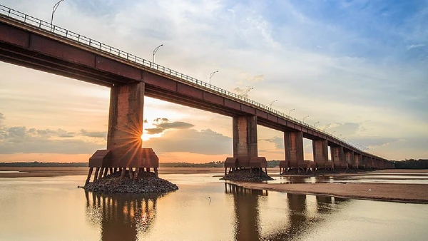 A Ponte dos Macuxis cruza o Rio Branco e aparece entre as estruturas mais reconhecíveis da paisagem urbana de Boa Vista por George Amaro / Wikimedia Commons