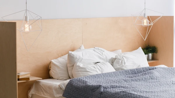 A posição da cama influencia a sensação de descanso, principalmente quando o corpo fica mais exposto à janela e aos ruídos de fora por Freepik