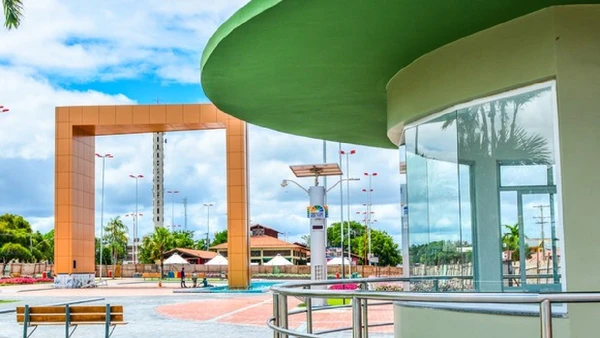 A Praça das Águas foi reformada em 2016 e ganhou painéis solares para internet e carregadores de celular por Prefeitura de Boa Vista/Divulgação / Wikimedia Commons
