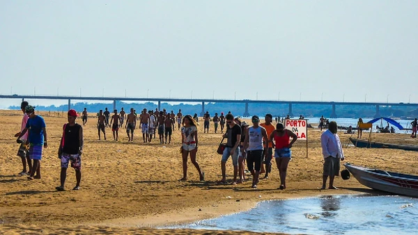 A Praia Grande aparece na margem do Rio Branco durante a estiagem e vira ponto de lazer sazonal em Boa Vista por Andrezza Mariot / Wikimedia Commons