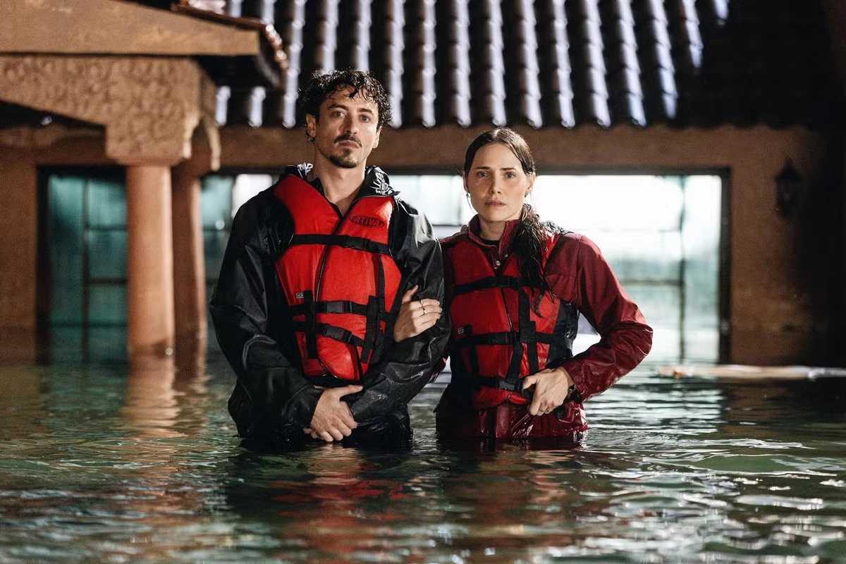 Adriana (Leticia Colin) e Carlos (Jesuíta Barbosa) na novela 'Quem ama cuida'  por Manoella Mello/Rede Globo