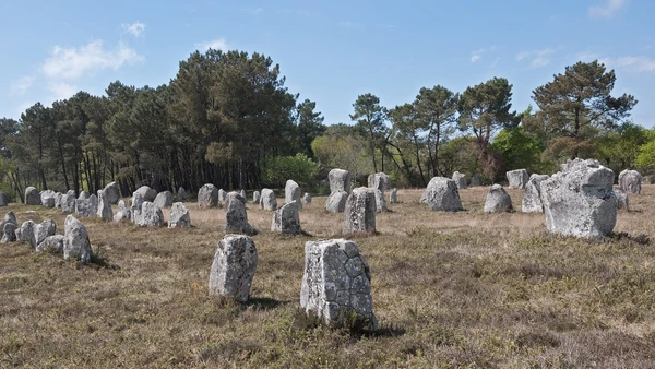 Alinhamento de Kerlescan, na França, mostra como estruturas de pedra marcaram diferentes regiões da Europa antiga por Myrabella/Wikimedia Commons