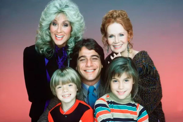 Alyssa Milano, Tony Danza, Katherine Helmond, Danny Pintauro e Judith Light, da série 'Quem é o Chefe?''