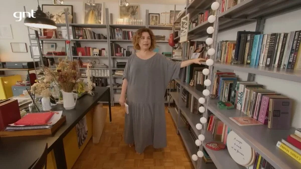 Apartamento de Isabel Teixeira mistura livros raros, discos e objetos ligados à trajetória artística da atriz por Reprodução