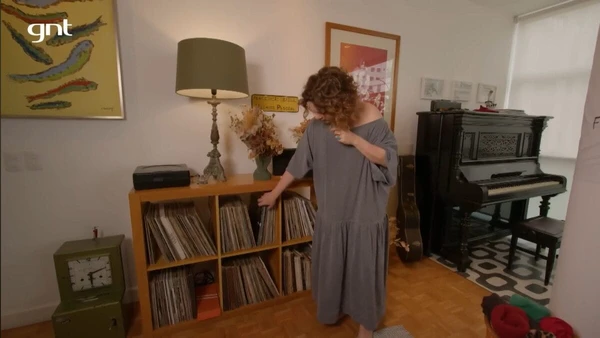 Apartamento de Isabel Teixeira mistura livros raros, discos e objetos ligados à trajetória artística da atriz por Reprodução