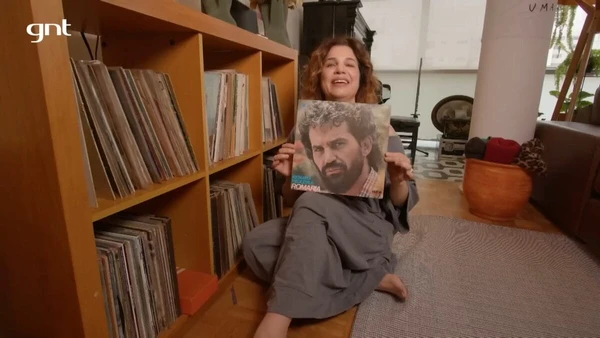 Apartamento de Isabel Teixeira mistura livros raros, discos e objetos ligados à trajetória artística da atriz por Reprodução