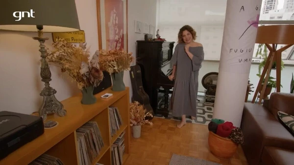 Apartamento de Isabel Teixeira mistura livros raros, discos e objetos ligados à trajetória artística da atriz por Reprodução