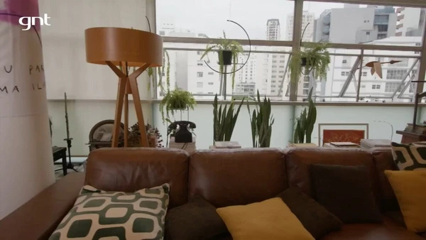 Apartamento de Isabel Teixeira mistura livros raros, discos e objetos ligados à trajetória artística da atriz por Reprodução