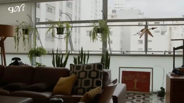 Apartamento de Isabel Teixeira mistura livros raros, discos e objetos ligados à trajetória artística da atriz por Reprodução