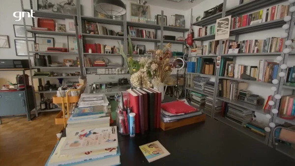 Apartamento de Isabel Teixeira mistura livros raros, discos e objetos ligados à trajetória artística da atriz por Reprodução