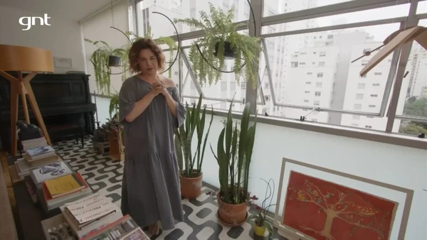 Apartamento de Isabel Teixeira mistura livros raros, discos e objetos ligados à trajetória artística da atriz por Reprodução