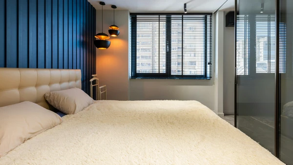 Cama perto da janela pode deixar o quarto mais bonito, mas também expor o sono à luz e aos estímulos externos