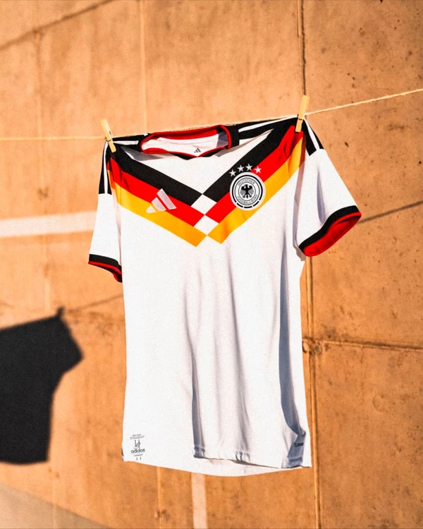 8. Alemanha: Uniforme alemão representa apenas 3,7% da renda média mensal, o menor índice entre as seleções campeãs mundiais 

 por Reprodução