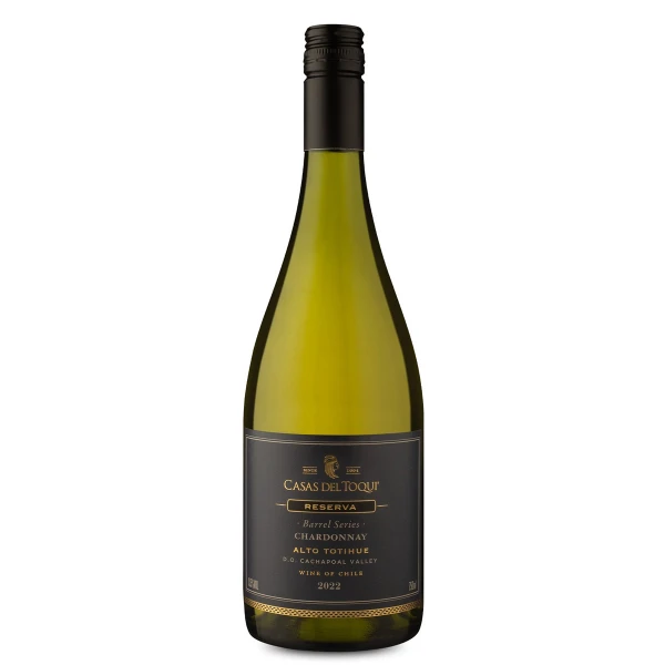 Casas del Toqui Barrel Series Reserva Chardonnay. Vem de uma região do  do Valle de Cachapoal, conhecida por proporcionar um amadurecimento lento e equilibrado das uvas. Neste exemplar reserva, essa característica se traduz em um vinho que não é apenas refrescante, mas que já apresenta uma textura envolvente. Com 40% do vinho estagiando em barricas francesas por 5 meses, ele traz a influência do vale em uma fruta mais madura.  por Reprodução