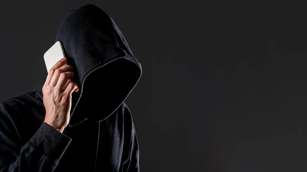 Chamadas e contatos inesperados podem interromper a rotina e aumentar a sensação de incômodo no dia a dia por Freepik