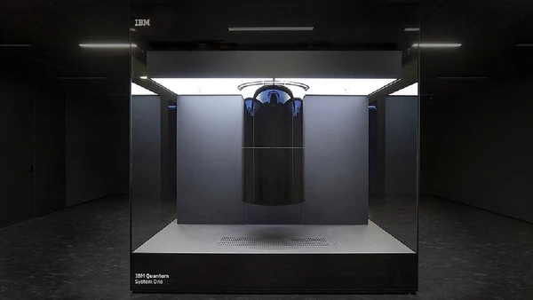 Computadores quânticos precisam controlar qubits instáveis por mais tempo para resolver problemas que máquinas comuns não conseguem enfrentar por IBM Research / Wikimedia Commons