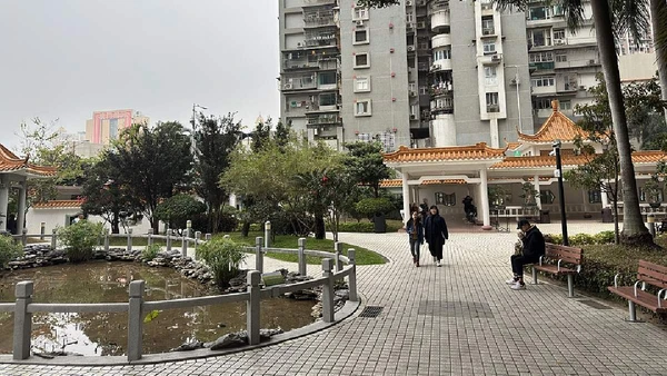 Cunhado em 1898, o termo cidade-jardim prevê uma cidade que almeja o melhor da vida no campo e na cidade, oferecendo qualidade de vida, ar puro e contato com a natureza sem abrir mão das oportunidades econômicas e sociais urbanas