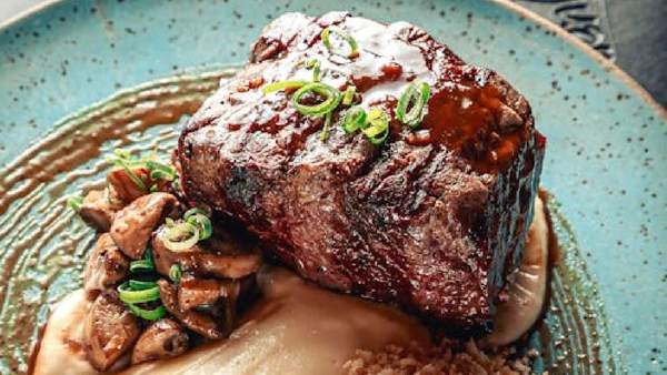 Da peça de contrafilé saem diversos cortes gourmetizados do churrasco, como bife ancho, chorizo, prime rib e tomahawk — os dois últimos, quando o corte ainda inclui o osso