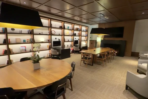 Detalhes de uma das áreas de socialização do The Ridge Hotel  por Reprodução/CBF TV