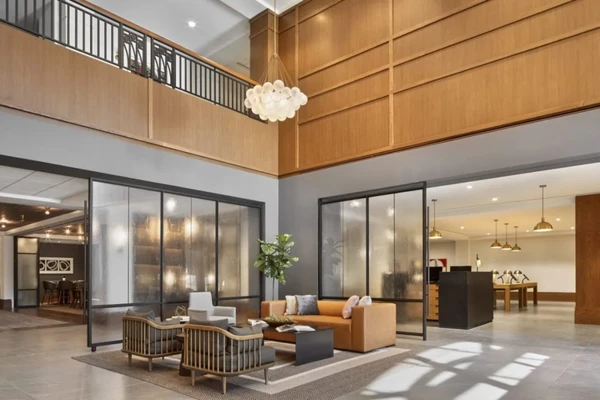 Detalhes do lobby do The Ridge, em Nova Jersey; hotel foi renovado em 2018  por Reprodução/CBF TV
