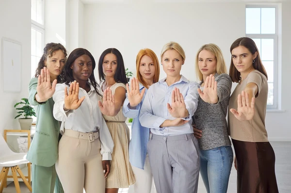 Evento no ISC/UFBA reúne ativistas e pesquisadoras para discutir os impactos da violência de gênero e traçar estratégias de combate ao problema no Brasil