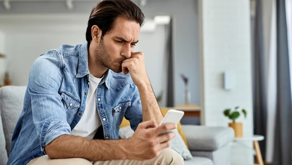 Filtros e recursos de segurança ajudam a reduzir riscos ligados a contatos suspeitos no celular por Freepik