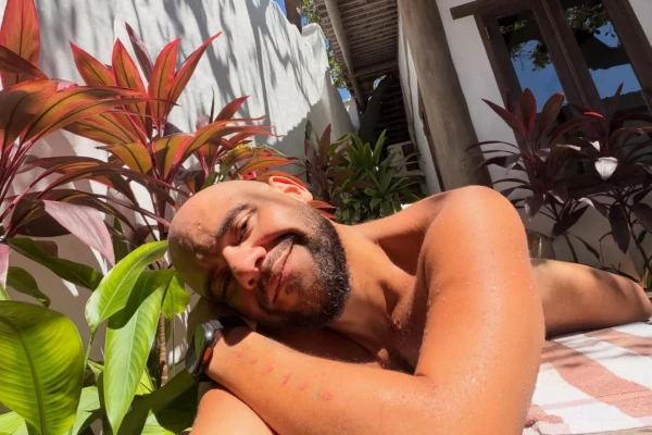 Gominho posa nu