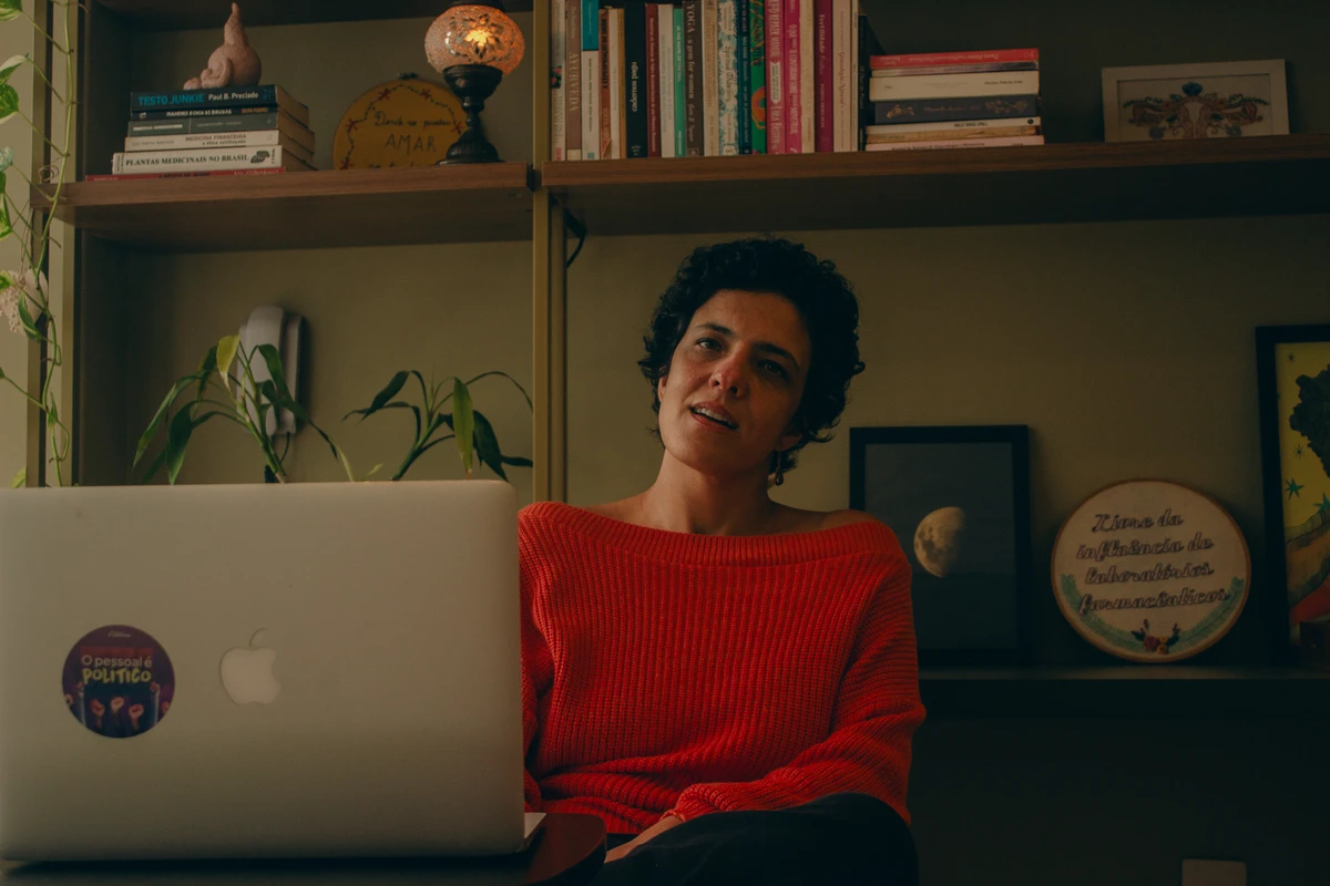 Halana Faria, médica ginecologista, mestra em Saúde Pública e responsável pela página @ginecologiafeminista no Instagram