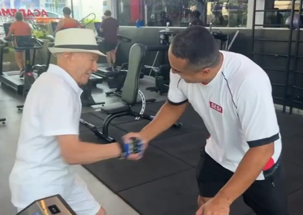 Idoso de 102 anos que vai à academia de musculação todos os dias por Reprodução