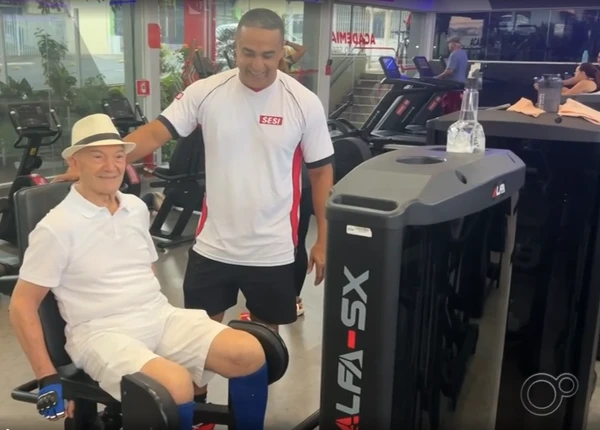 Idoso de 102 anos que vai à academia de musculação todos os dias por Reprodução