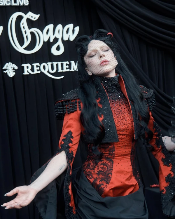 Lady Gaga aparece em clima sombrio e teatral no especial MAYHEM Requiem por Reprodução