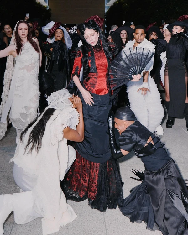 Lady Gaga aparece em clima sombrio e teatral no especial MAYHEM Requiem por Reprodução