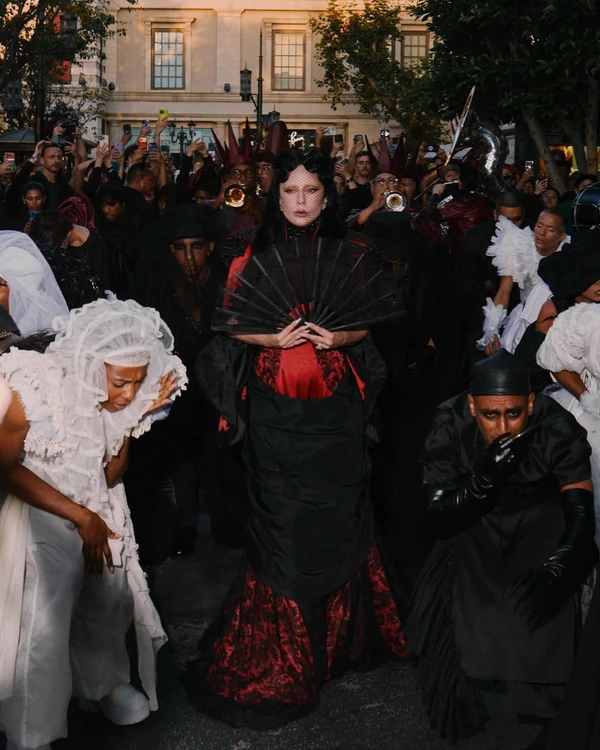 Lady Gaga aparece em clima sombrio e teatral no especial MAYHEM Requiem por Reprodução