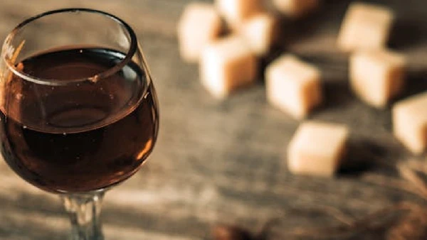 Licor — comum em torno de 15% a 30%, com categoria legal de 15% a 54% por Ruslan Sikunov / Pexels