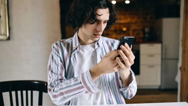 Ligações suspeitas devem ser tratadas com cautela quando envolvem pressão, urgência ou pedido de informações pessoais por Freepik