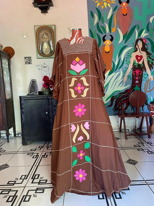 Um dos looks de Adriana Meira para o desfile por Divulgação