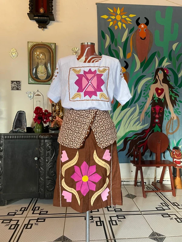 Um dos looks de Adriana Meira para o desfile por Divulgação