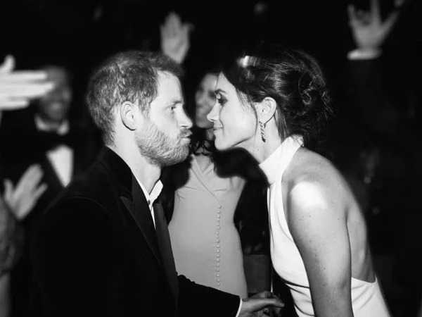Meghan Markle publica fotos inéditas do casamento com Harry   por Reprodução