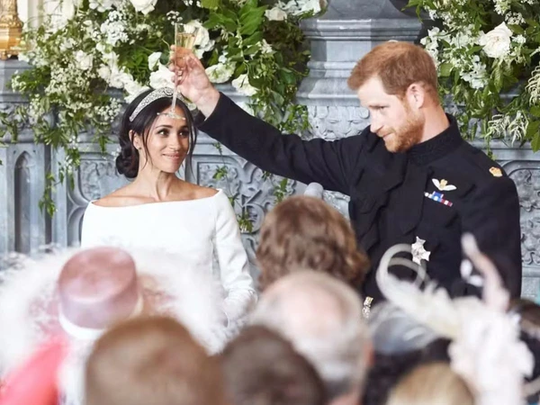 Meghan Markle publica fotos inéditas do casamento com Harry   por Reprodução
