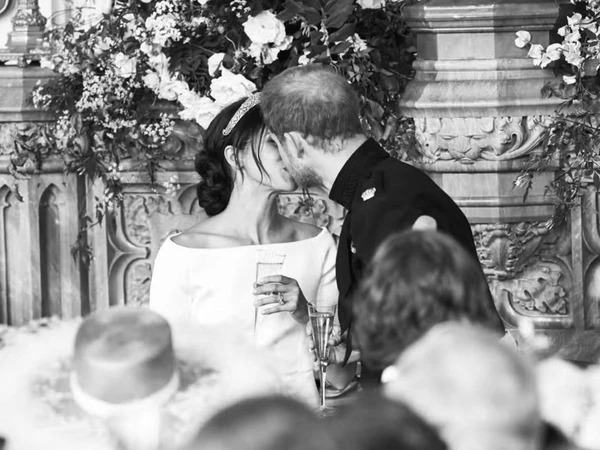 Meghan Markle publica fotos inéditas do casamento com Harry   por Reprodução