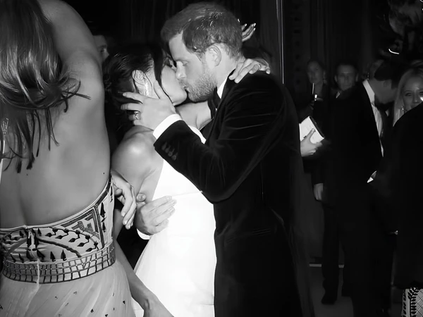 Meghan Markle publica fotos inéditas do casamento com Harry   por Reprodução